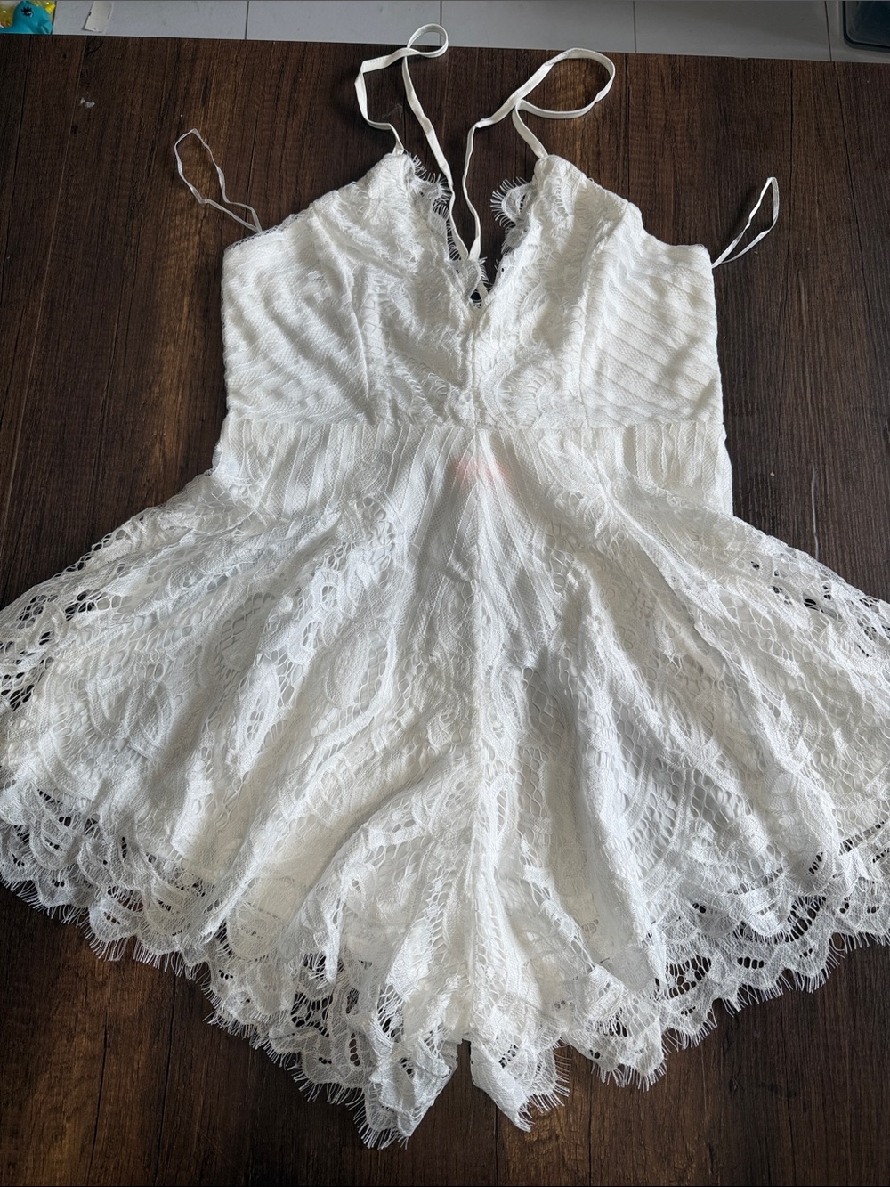White Lace Spaghetti-Strap Romper. CAJA # 1‎ F